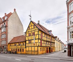 “Håndværkerhuset i Aalborg” har siden 1984 haft til huse i denne historiske bygning, der rummer bygningsdele tilbage til omkring 1630. Ejendommens storhedstid faldt omkring 1800, da ejeren Oluf Christensen fik indtægter fra både tobaks-, sæbe-, papir- og klædefabrikation og samtidig var såvel storkøbmand som skibsreder. Kattesundet 20, Aalborg.