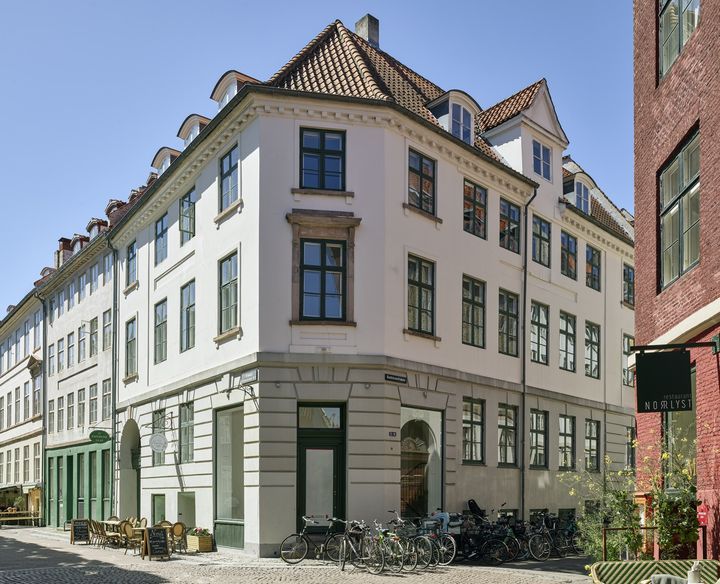 På grund af flere store brande i 1700-tallets København blev det besluttet, at huse skulle opføres med skrå hjørner. På den måde kunne brandsprøjten hurtigere kommer rundt om hjørnet. Dette indgreb ses stadig mange steder i vores byer, her fra Kompagnistræde i København.