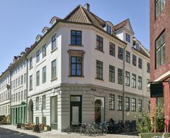 I efteråret 1795 gav bagermester Lou sit nye hus på hjørnet af Kompagnistræde og Badstuestræde en hjørneafskæring, der var en alen kortere end det påbudte. Han mente at have misforstået loven og bad om at beholde de allerede opførte dele. Sagen blev forelagt kongen, der ikke gav dispensation. Huset måtte bygges om. Kompagnistræde 10, København.