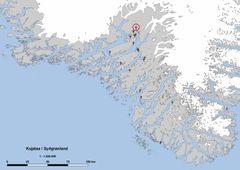 Kors markerer kirker fra nordboernes tid i Sydgrønland. Den røde cirkel viser det nye fund. Prikkerne er registrerede lokaliteter for nordboerne. Grafik: Nationalmuseet.