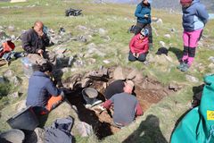 Afslutningen af udgravning blev fulgt af mange nysgerrige lokale fra bygden Qassiarsuk. Foto: Michael Nielsen, Grønlands Nationalmuseum og Arkiv