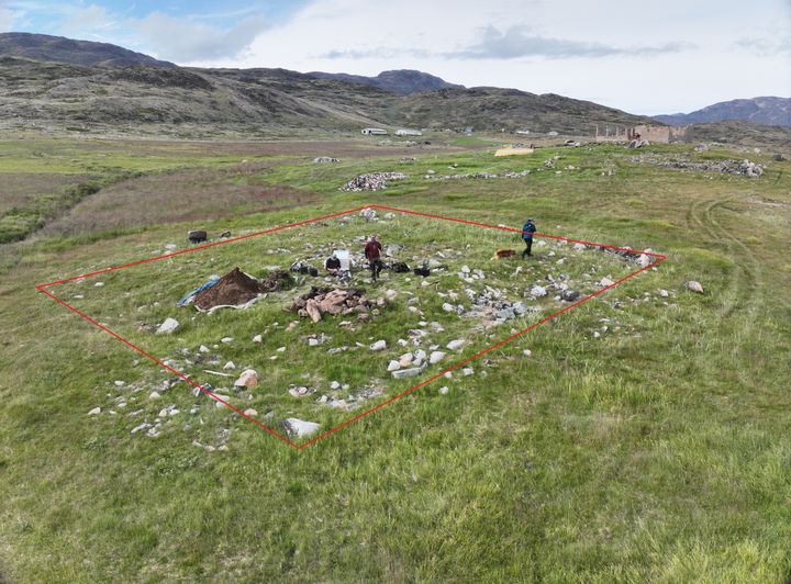 The red line marks the cemetery wall. Inside is the church (middle) and the cemetery. Graphic: The National Museum of Denmark.