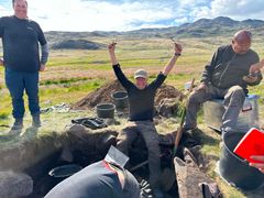 The archaeologists were overjoyed when the grave and thus the church were finally confirmed on the second-to-last day of the excavation. In the middle is Christian Edelfelt Koch Madsen. Photo: Ellen Frederiksen.