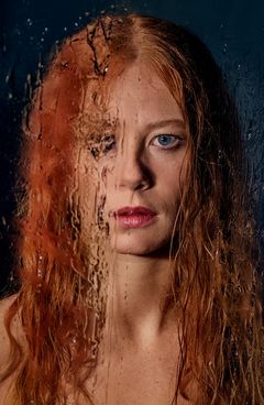 Sara Viktoria Bjerregaard i VI, DE DRUKNEDE