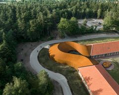 Arkitekturen i FLUGT er skabt af BIG – Bjarke Ingels Group, og forener det oprindelige lazaret i flygtningelejren, Oksbøllejren med en ny svungen bygning i cortenstål. Foto: Rasmus Hjortshøj
