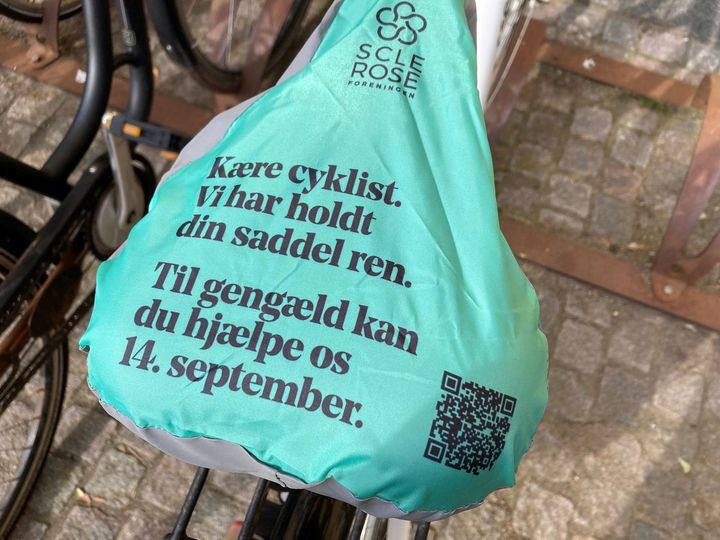 Tusindvis af danskere har fundet deres cykel med et grønt betræk - og en kryptisk besked