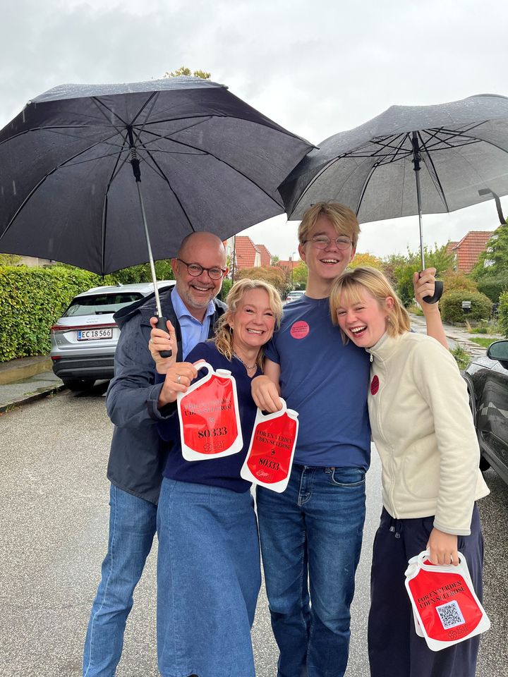 Indsamlingen blev en våd oplevelse for mange af indsamlerne, også for Klaus Høm og familien, der samlede ind i Valby