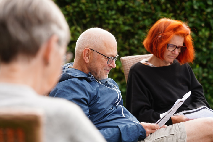 Højtlæsning er ikke kun for børn. Særlige læsegrupper er på vej til ældre med sygdomme eller skader i hjernen