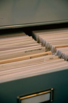 Det Danske Scleroseregister har til huse på Rigshospitalet i Glostrup. Det gemmer fortsat på et fysisk arkiv med sirligt kategoriserede, gulnede maskinskrevne dokumenter.