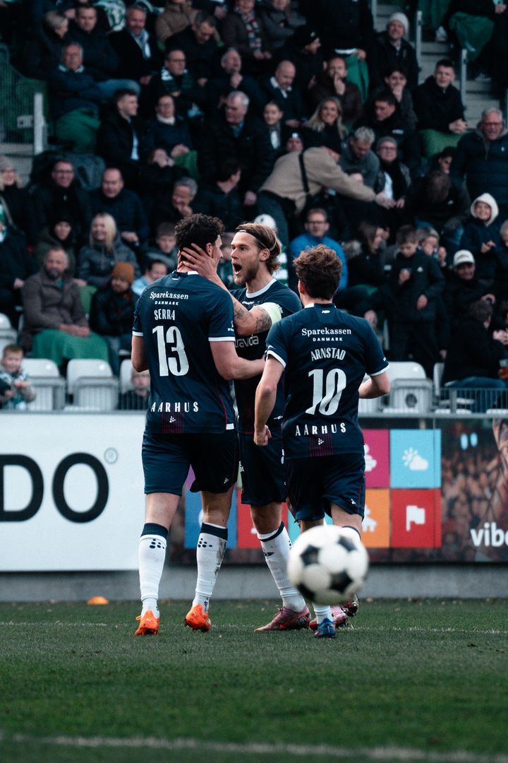 AGF sætter spillertrøjerne på auktion til fordel for scleroseforskning