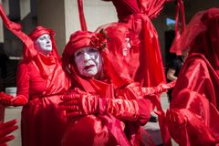 Klimaorganisationen Extinction Rebellion Aarhus' afholder Red Rebel Brigade rundt i Aarhus' gader med deres letgenkendelige røde dragter.