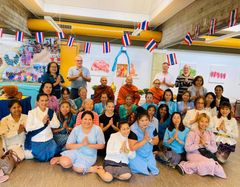 Den thailandske forening Moradok er gået sammen med den anden thailandske forening Thai Heritage Aarhus og har fået lov til at benytte Vesterbro Torv til at introducere alle nysgerrige for thailandsk kultur.