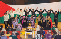 Arabisk Dansk Kulturhus tager Gellerupscenen i brug til deres store åbnet kulturfest med fællesspisning, filmvisning og koncerter.