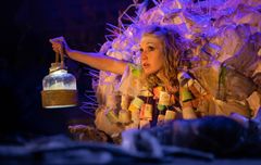 ’Plastic Paradiso’ er en rørende danse- og dukkeforestilling skabt af den britiske koreograf og performer Claire Benson med afsæt i den eventyrlige børnebog 'The Tin Forest'.