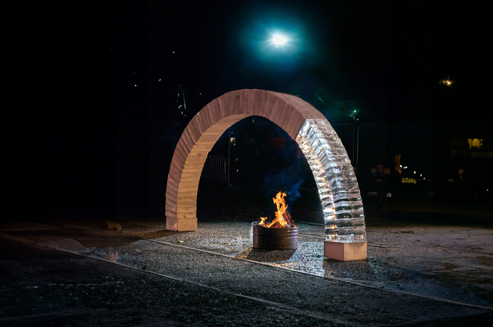 Den britiske kunstnergruppe Kaleiders 'Arch' er et forsøg på at bygge en fritstående bue af beton og is. Værket opføres tre gange på Vesterbro Torv under årets Festuge.
