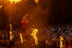 Festugen tyvstartede vanen tro med 'Uofficiel Åbning', der i år hyldede nyere aarhusiansk musikshistorie med Aarhus V Allstars og Tobias Rahim på scenen. Her ses USO.