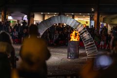 På Vesterbro Torv kunne besøgende over fire aftener opleve værket 'Arch' af britiske Kaleider, hvor en rundbue blev bygget af beton og is for efterfølgende at styrte sammen, mens korsang skabte en ceremoniel stemning.