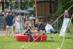 Aarhus Festuge har siden 1965 udmærket sig ved at være et stort mødested på tværs af generationer. Til sit 60 års jubilæum udforsker Festugen tiden, vi deler sammen.