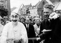 Borgmester Bernhard Jensen og Pjerrot under den allerførste Festuge i 1965.