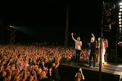 Til jubilæumskoncerten 'Aarhus Forbindelser – Lyden af Festugen gennem 60 år' optræder en række af de største aarhusianske musiknavne gennem de seneste 60 år. Billedet stammer fra Festugens Uofficielle Åbning i 2022, hvor bl.a. Thomas Helmig og Peter A.G. optrådte.