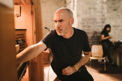 Langenæskirken danner ramme om et særligt møde mellem klassisk orgelmusik, moderne elektronisk musik og robotteknologi, når den franske komponist Maxime Denuc for første gang optræder i Danmark. Pressefoto.