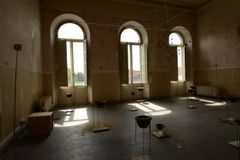 I UngK præsenterer den hollandske kunstner Henk Schut det stedsspecifikke værk ’Lost Sound’, hvor han via datacentre rundt i Aarhus sætter gæster direkte i forbindelse med naturens lyde og vibrationer. Pressefoto.