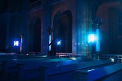 Vor Frue Kirke slår dørene op til den sanselige og cirkulære totaltinstallation 'Den Blå Time', hvor musikduoen Den Sorte Skole og kunstneren Spøgelsesmaskinen får lyd, lys og naturens cyklus til at smelte sammen.