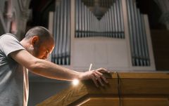 Langenæskirken danner ramme om et særligt møde mellem klassisk orgelmusik, moderne elektronisk musik og robotteknologi, når den franske komponist Maxime Denuc for første gang optræder i Danmark. Pressefoto.