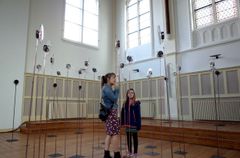 I UngK præsenterer den hollandske kunstner Henk Schut det stedsspecifikke værk ’Lost Sound’, hvor han via datacentre rundt i Aarhus sætter gæster direkte i forbindelse med naturens lyde og vibrationer. Pressefoto.