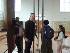 I UngK præsenterer den hollandske kunstner Henk Schut det stedsspecifikke værk ’Lost Sound’, hvor han via datacentre rundt i Aarhus sætter gæster direkte i forbindelse med naturens lyde og vibrationer. Pressefoto.
