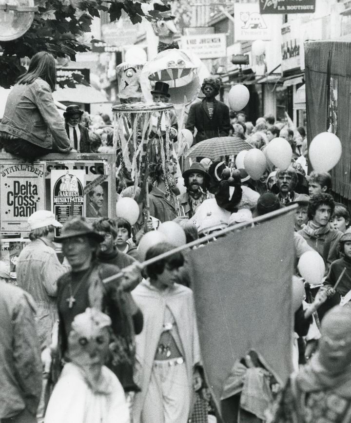 Når Aarhus Festuge fejrer sin 60-års jubilæumsgave lørdag den 6. september, bliver det med liv og aktivitet rundt i Aarhus Midtby. Stemningsbilledet stammer fra Aarhus Festuge anno 1980 på Strøget.