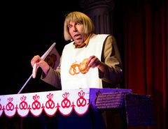 Smadremanden, Bager Jørgen og andre af Søren Østergaards folkekære karakterer kan for første gang opleves som en del af International Natcabaret.