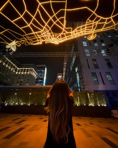 Lysværket City Gazing af kunstnergruppen VOUW er som at se op på en hel bys vejnet forvandling over tid. Billedet stammer fra opførsel af værket i Dubai.