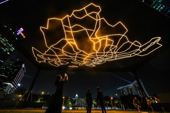 Lysværket City Gazing af kunstnergruppen VOUW er som at se op på en hel bys infrastruktur udvikle sig over tid. Billedet stammer fra opførsel af værket i Singapore.