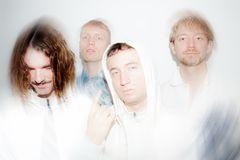 Neon Priests hårdtslående elektroniske pop præsenteres af arrangøren MUX.