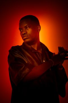 Den dansksprogrede afrobeat-artist Clovis præsenteres af Studenterhus Aarhus.