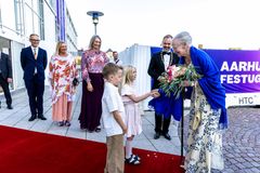 H.M. Dronning Margrethe vil deltage til åbningen af Aarhus Festuge 60-års jubilæumsgave. Billedet stammer fra åbningen af Festugen i 2024, hvor Dronningen blev budt velkommen til Festugen af to vaskeægte blomsterbørn i 7-årige Johan og 8-årige Leonora