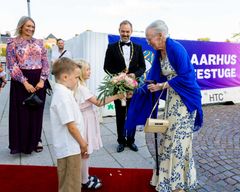 H.M. Dronning Margrethe vil deltage til åbningen af Aarhus Festuge 60-års jubilæumsgave. Billedet stammer fra åbningen af Festugen i 2024, hvor Dronningen blev budt velkommen til Festugen af to vaskeægte blomsterbørn i 7-årige Johan og 8-årige Leonora.