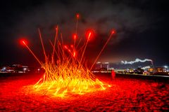 I Mølleparkens mørke rejser lysværket ’Fluxit’ sig som et glødende og gnistrende bål. Kunstnerduoen Vendel & de Wolf ønsker med værket at tematisere den rituelle betydning, et bål har i mange kulturer. Her bruges bålet som et varsel om en ny tid og til at jage onde ånder væk. Som et symbol på overgangen fra fortid til fremtid.