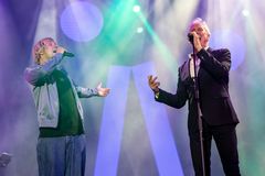 Foto af Østen og Steffen Brandt til  'Aarhus Forbindelser – Lyden af Festugen gennem 60 år'.