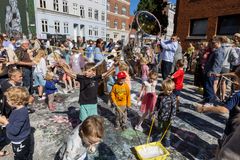 Foto fra jubilæumsarrangementet i Aarhus Midtby 'Hele Aarhus Fejrer'.