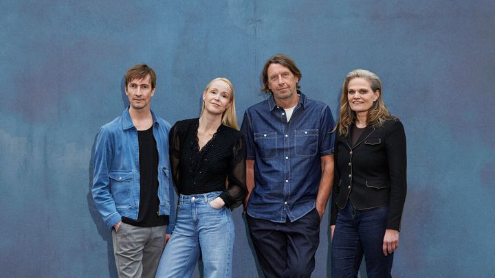 Anders Agger leder publikum gennem gallaforestillingen. På scenen får han selskab af et særligt husorkester bestående af Tina Dickow og Helgi Jónsson, hvis stemningsfulde og melankolske lydunivers danner det musikalske bagtæppe. Derudover medvirker Sørine Gotfredsen, som indgår i samtaler om livets store spørgsmål.