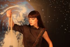 Kseniya Simonova har fanget hjerterne og tryllebundet millioner af seere med sit kunstneriske budskab. For øjnene af publikum skaber hun unikke sandmalerier, mens hun fortæller medrivende historier. Stemningsfuld musik fuldender oplevelsen, mens Kseniya formidler sine visuelle fortællinger.