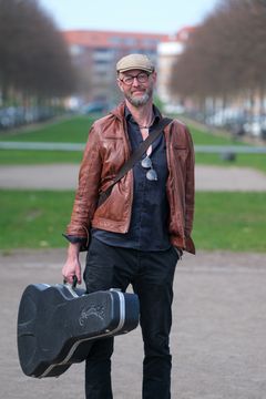 Jan Svarrer fra Danmark er den slags komiker og original, man bare må opleve. Med guitar og komiske talent skildrer han hverdagshumoristiske situationer og genvordigheder i livet. Musikken springer ubekymret rundt fra jazz, viser og rock’n’roll. Humoren er både ligetil og kringlet, med en træfsikker timing.