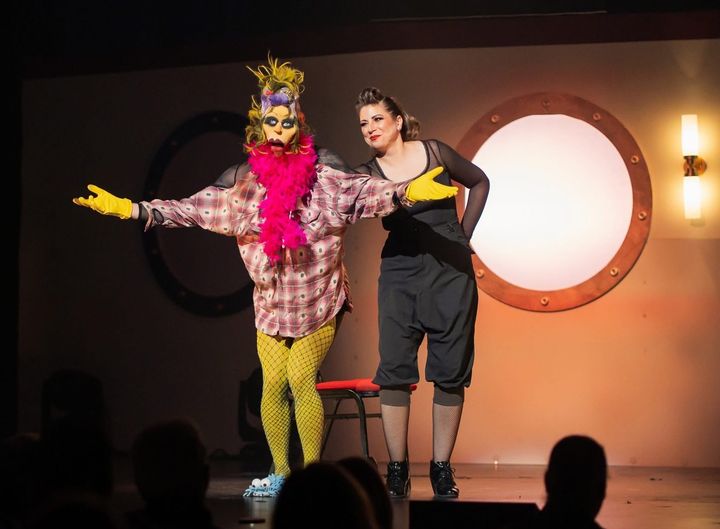 Cabaret Décadanse fra Canada består af dukkeførerne André-Anne LeBlanc og Alexandra Inuzzi. Dukkerne i menneskestørrelser både synger og danser, mens de føres med en sådan dygtighed, at du glemmer, at de ikke er levende. Cabaret Décadanse har optrådt overalt i verden lige fra Operahuset i Sydney til Broadway i New York.