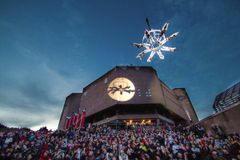 Spanske Grupo Puja! bruger himlen som bagtæppe, når forestillingen ‘KAOSMOS’ finder sted på Aarhus Havn Pier 3