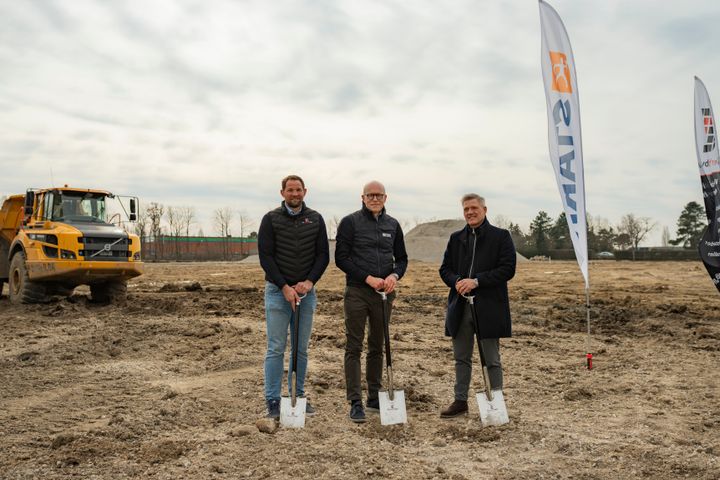 Salgschef Henning Good, KTerhvervsbyg, logistikdirektør Jan Breinholt, STARK, og Head of Project & Development Bjarne Sørensen, Velliv, tager første spadestik på fremtidens lager til at servicere byggebranchen.