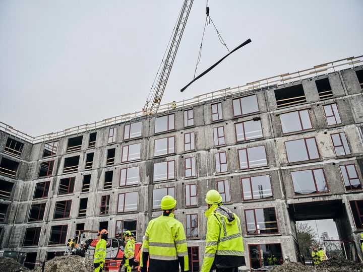Byggebranchen står foran en række skærpelser på klimakravene i bygningsreglementet, som træder i kraft 1. juli 2025. Det gælder særligt dokumentation for materialernes og byggeprocessens klimaaftryk ved stort set alt nybyggeri.