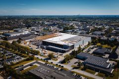 Det nye distributionscenter opføres med fokus på cirkulær økonomi og lavt CO₂-aftryk og skal DGNB Guld-certificeres.