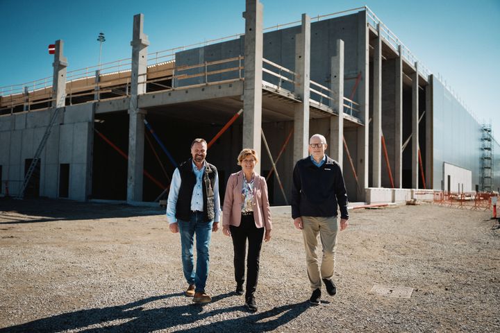 Per Henriksen, administrerende direktør i KT Erhvervsbyg, Solveig Rannje, ejendomsdirektør i Velliv, og Jan Breinholt, logistikdirektør i STARK, fejrede rejsegildet med flotte taler.